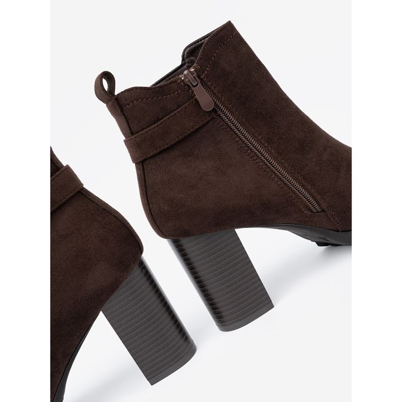 Shelvt Botas de color marrón oscuro en el poste con una abrazadera decorativa 1