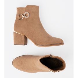 Shelvt Botas elegantes en un tono marrón claro con detalles dorados 4