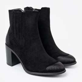 Shelvt Botas de ante negras en un pilar alto aislado negro 2