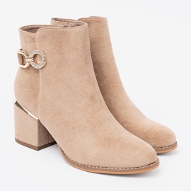 Shelvt Elegantes botas beige con una hebilla decorativa 1