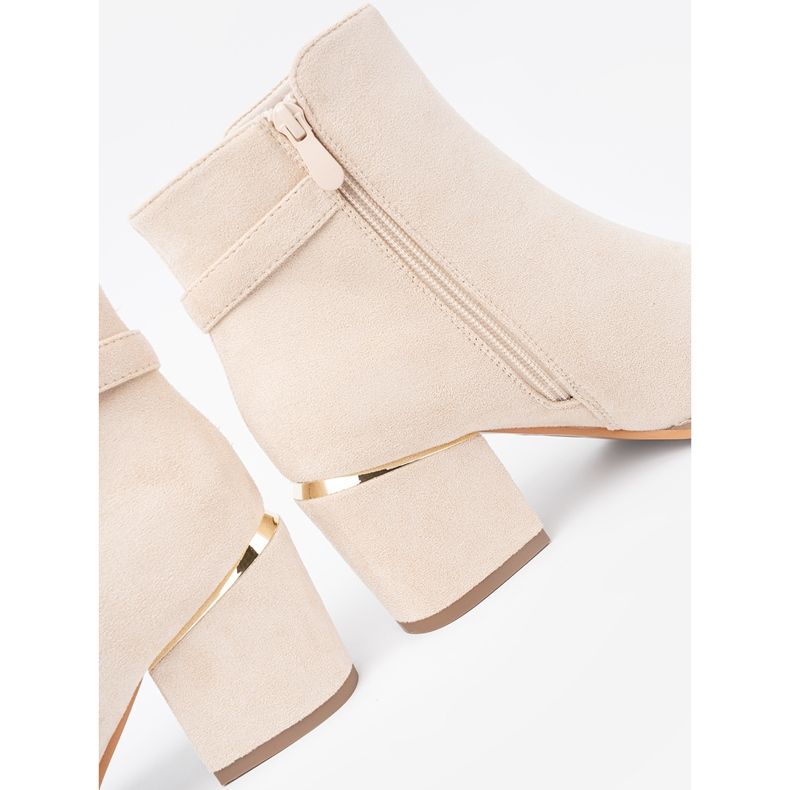 Shelvt Botas beige ligeras en el poste con una abrazadera decorativa 2 Shelvt Botas beige ligeras en el poste con una abrazadera decorativa 2