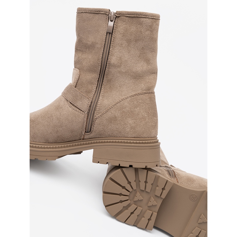 Shelvt Botas de ante beige con hebillas decorativas 1 Shelvt Botas de ante beige con hebillas decorativas 1