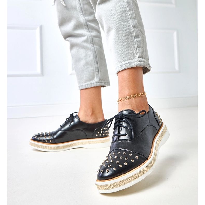 Zapatos de mujeres negras con pernos de gres negro 2 Zapatos de mujeres negras con pernos de gres negro 2