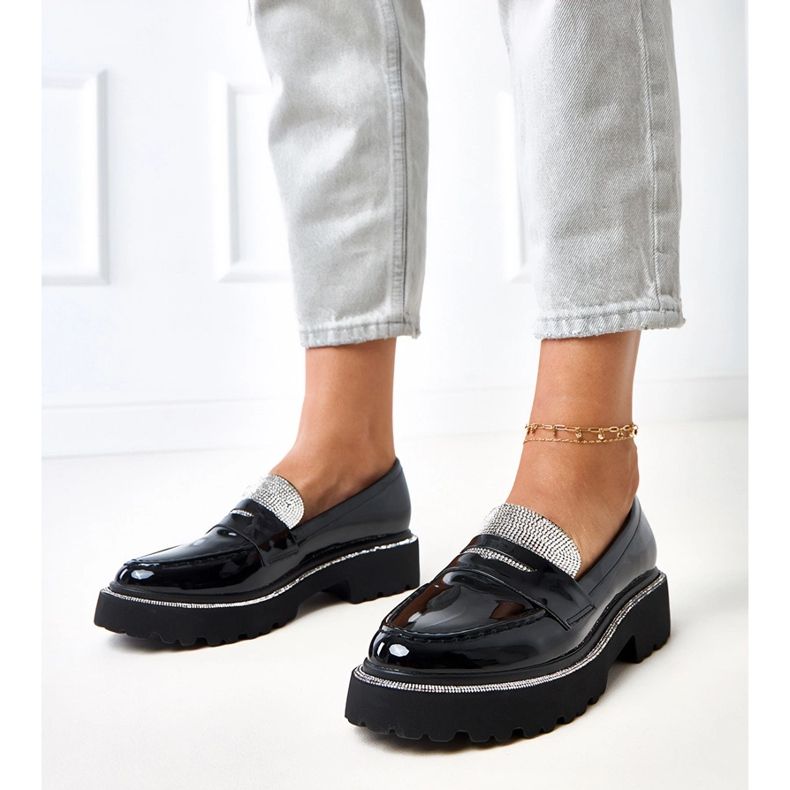 Mocasines barnizados negros decorados con laudos de circones 1