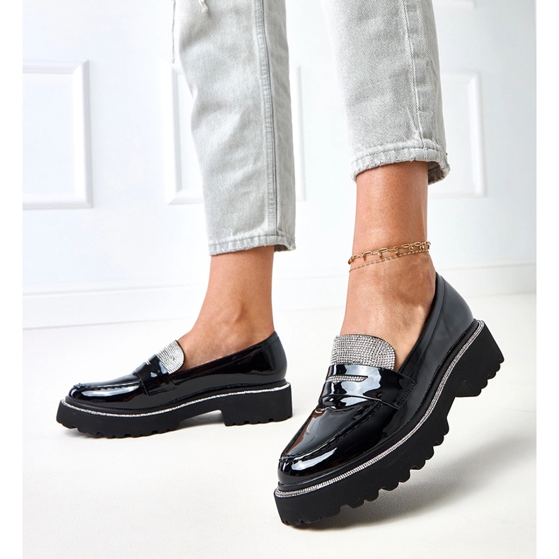 Mocasines barnizados negros decorados con laudos de circones 2