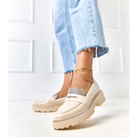 Mocasines barnizados beige decorados con circones de los lauros 2