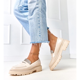 Mocasines barnizados beige decorados con circones de los lauros 3