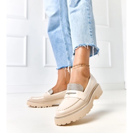 Mocasines barnizados beige decorados con circones de los lauros 4