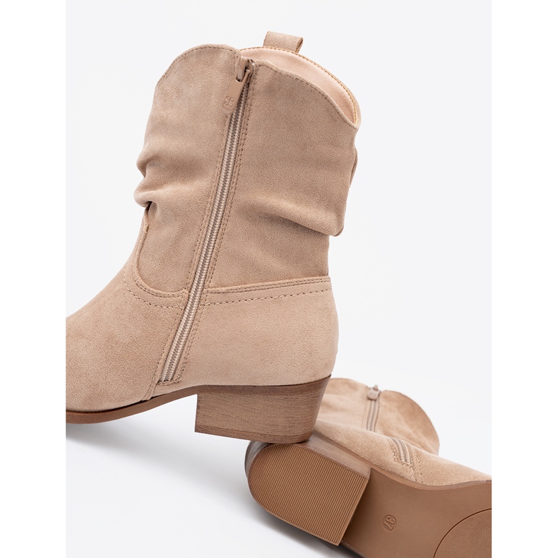 Shelvt Botas beige de mujer con un corte clásico 2 Shelvt Botas beige de mujer con un corte clásico 2