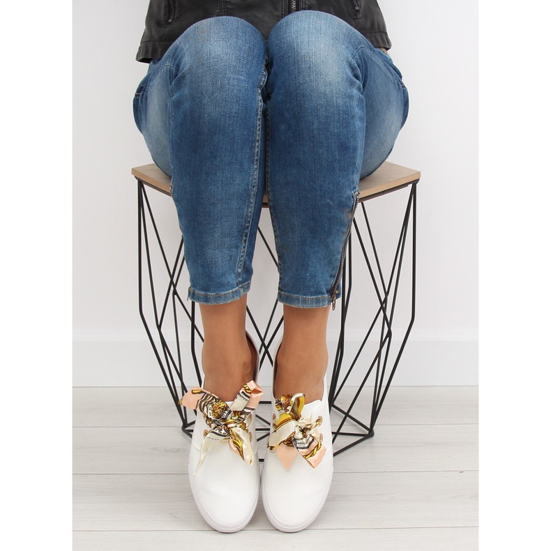 Zapatillas atadas con una cinta blanca blanco 1