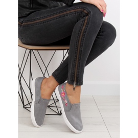 Gris G1205-9 Zapatillas slip-on grises con delicados bordados 1
