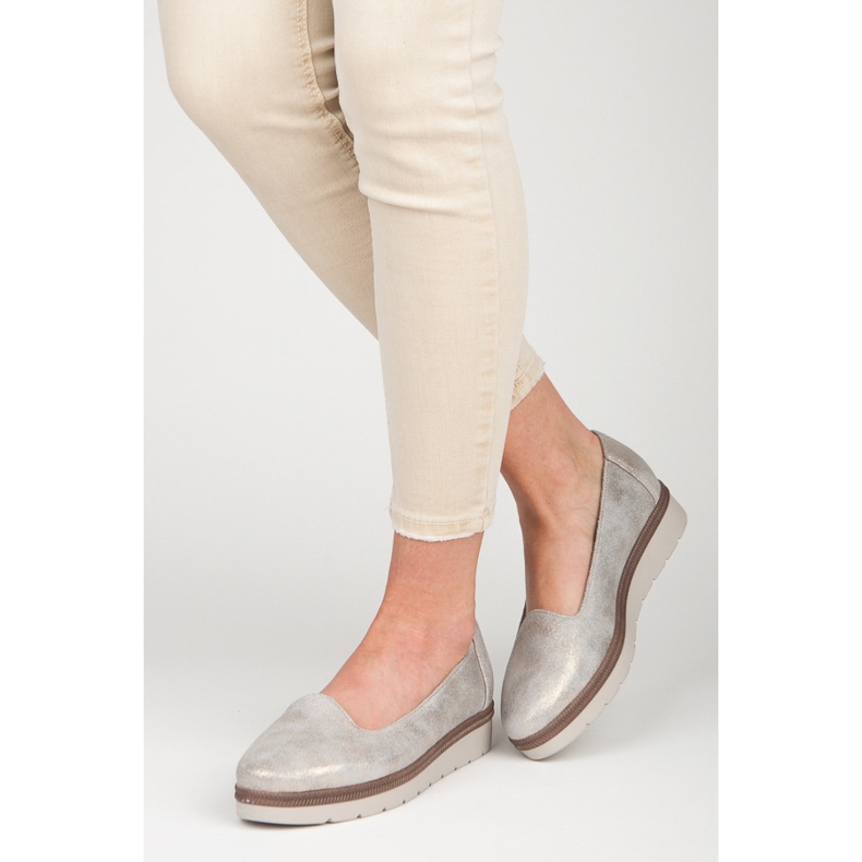 Vinceza Lordsy en la plataforma gris 1