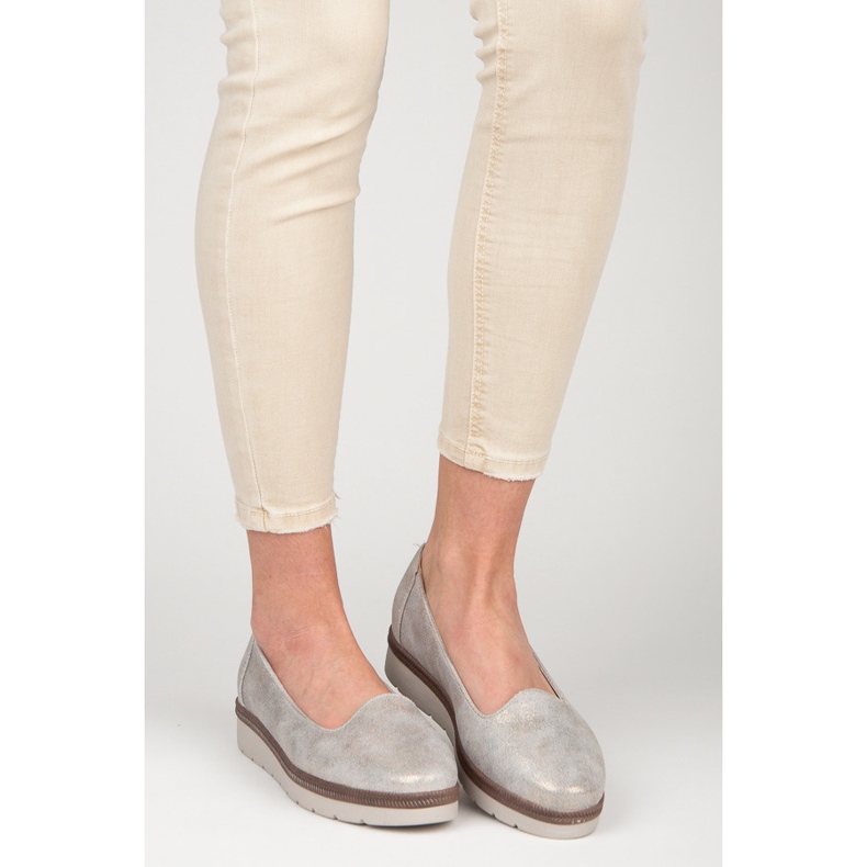 Vinceza Lordsy en la plataforma gris 2