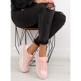 Zapatillas rosas rosas en una suela alta. rosado 6