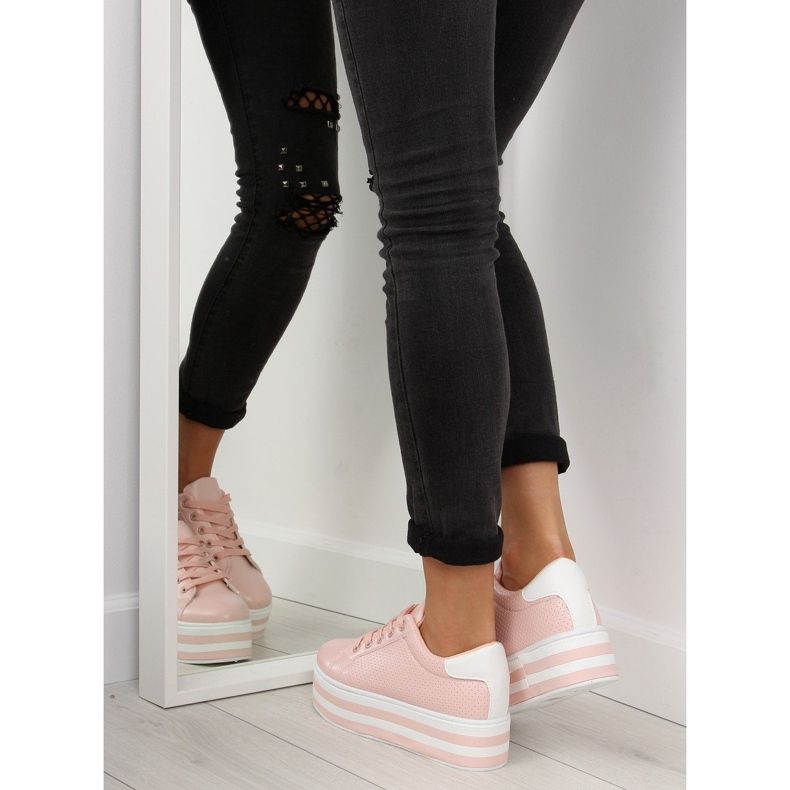 Zapatillas rosas rosas en una suela alta. rosado 2
