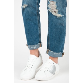 Zapatillas blancas con corazón. blanco 2