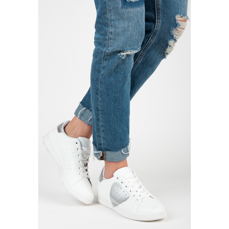 Zapatillas blancas con corazón. blanco 1 Zapatillas blancas con corazón. blanco 1