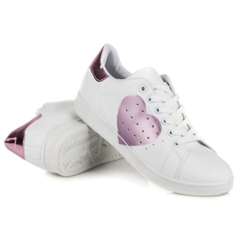 Zapatillas blancas con corazón. blanco violeta 4