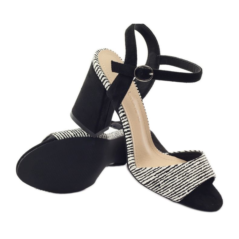 Sandalias en el puesto Sergio Leone 820 con rayas blanco negro 3