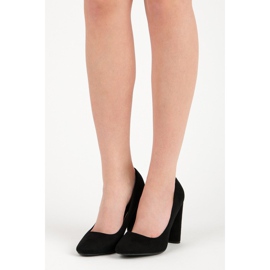 Zapatos de gamuza en el pilar negro 1