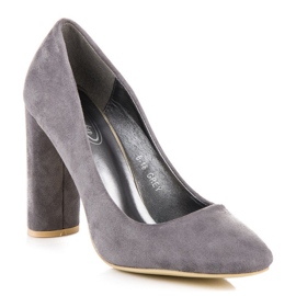 Zapatos de tacón de ante en un pilar gris 2