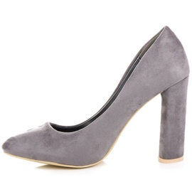 Zapatos de tacón de ante en un pilar gris 3