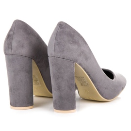 Zapatos de tacón de ante en un pilar gris 4