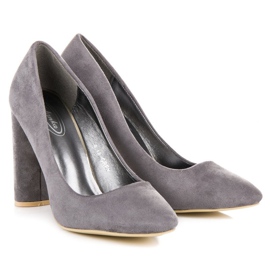Zapatos de tacón de ante en un pilar gris 5