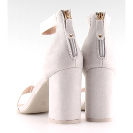 Sandalias gris gris sobre tacones anchos 5