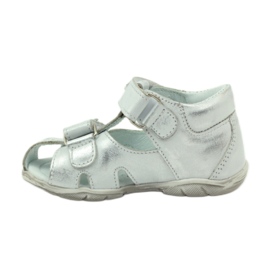 Sandalias de Bartuś para velcro con flores de plata 2