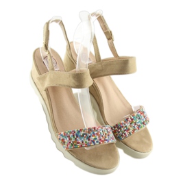 Sandalias beige topo en un tacón de cuña bajo 2