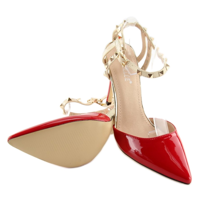 Bombas en un pasador con tachuelas rojas En rojo 2 Bombas en un pasador con tachuelas rojas En rojo 2