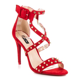 Sandalias rojas en un tacón alto rojo 2