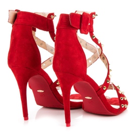 Sandalias rojas en un tacón alto rojo 3