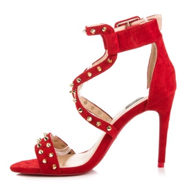 Sandalias rojas en un tacón alto rojo 4