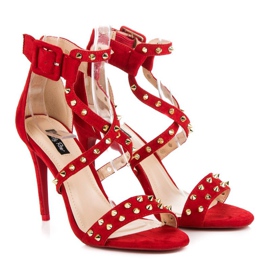 Sandalias rojas en un tacón alto rojo 5