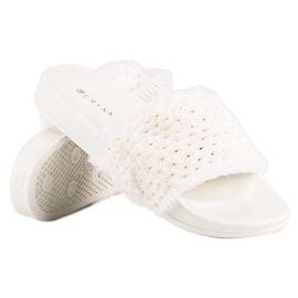 Erynn Chanclas blancas con pelo blanco 2 Erynn Chanclas blancas con pelo blanco 2