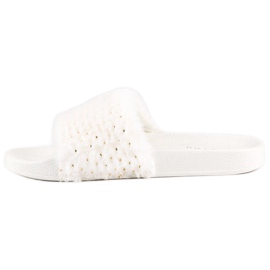 Erynn Chanclas blancas con pelo blanco 1 Erynn Chanclas blancas con pelo blanco 1