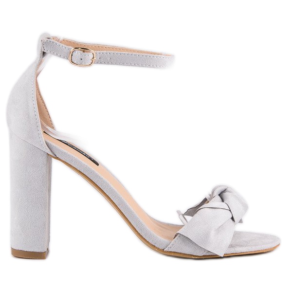 Sandalias de gamuza en un post gris 2