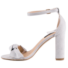 Sandalias de gamuza en un post gris 4