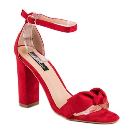 Sandalias de gamuza en un post rojo 2