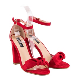 Sandalias de gamuza en un post rojo 5
