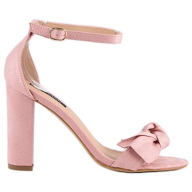 Sandalias de gamuza en un post rosado 2