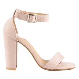 Sandalias clásicas en un bar beige 7