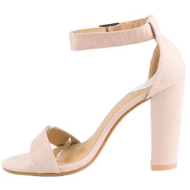 Sandalias clásicas en un bar beige 2