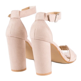 Sandalias clásicas en un bar beige 3