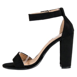 Sandalias clásicas en un bar negro 3
