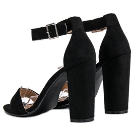 Sandalias clásicas en un bar negro 4