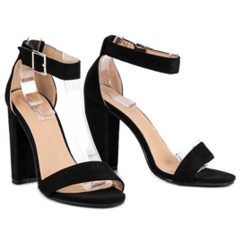 Sandalias clásicas en un bar negro 5