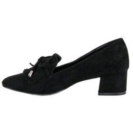 Mocasines en un poste negro 2